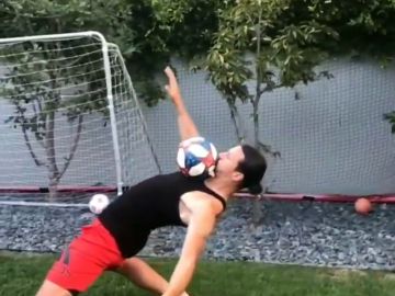 Ibrahimovic crea el 'Matrix Challenge', el reto viral que no pararás de ver Ibrahimovic crea el 'Matrix Challenge', el reto viral que no pararás de ver