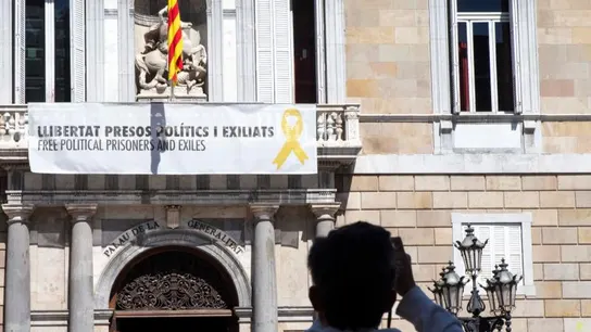 Imagen del balcón del Palau de la Generalitat con la pancarta Imagen del balcón del Palau de la Generalitat con la pancarta