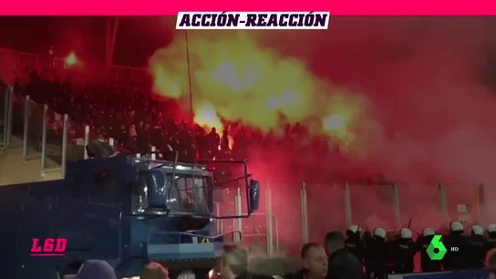 La contundente respuesta de la Policía al infierno de bengalas de los ultras La contundente respuesta de la Policía al infierno de bengalas de los ultras