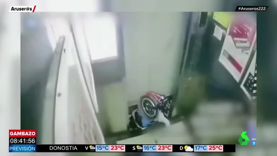 Las angustiosas imágenes en las que un ascensor se desploma dejando atrapado a un bebé de 19 meses Las angustiosas imágenes en las que un ascensor se desploma dejando atrapado a un bebé de 19 meses