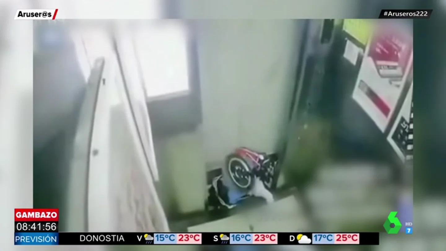 Las angustiosas imágenes en las que un ascensor se desploma dejando atrapado a un bebé de 19 meses Las angustiosas imágenes en las que un ascensor se desploma dejando atrapado a un bebé de 19 meses
