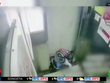 Las angustiosas imágenes en las que un ascensor se desploma dejando atrapado a un bebé de 19 meses Las angustiosas imágenes en las que un ascensor se desploma dejando atrapado a un bebé de 19 meses