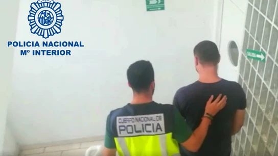 Imagen de archivo de un policía con un detenido Imagen de archivo de un policía con un detenido
