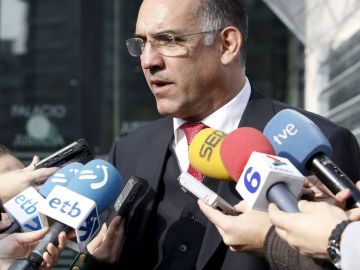 Miguel Alonso Belza atiende a los medios en 2008 Miguel Alonso Belza atiende a los medios en 2008