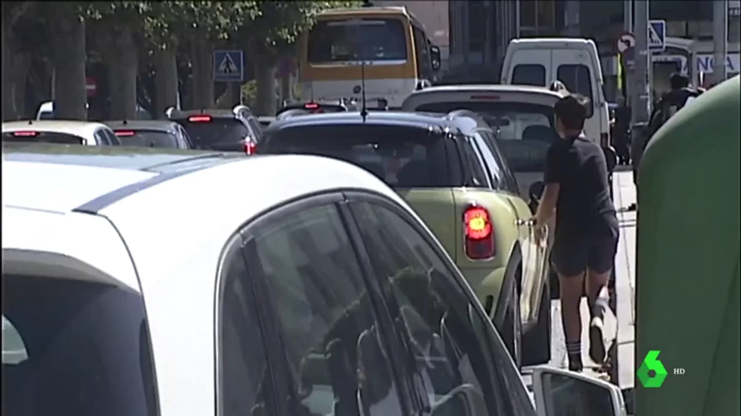 Lugo permitirá aparcar 10 minutos en doble fila para recoger a los niños del colegio Lugo permitirá aparcar 10 minutos en doble fila para recoger a los niños del colegio