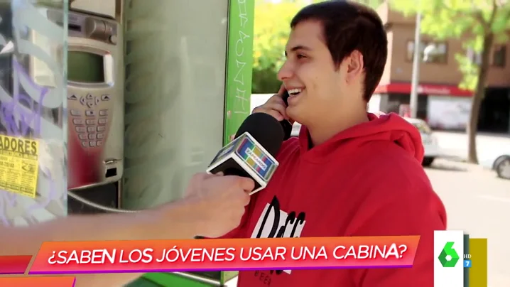 ¿Saben los jóvenes usar una cabina telefónica?: "Esto es una mierda"