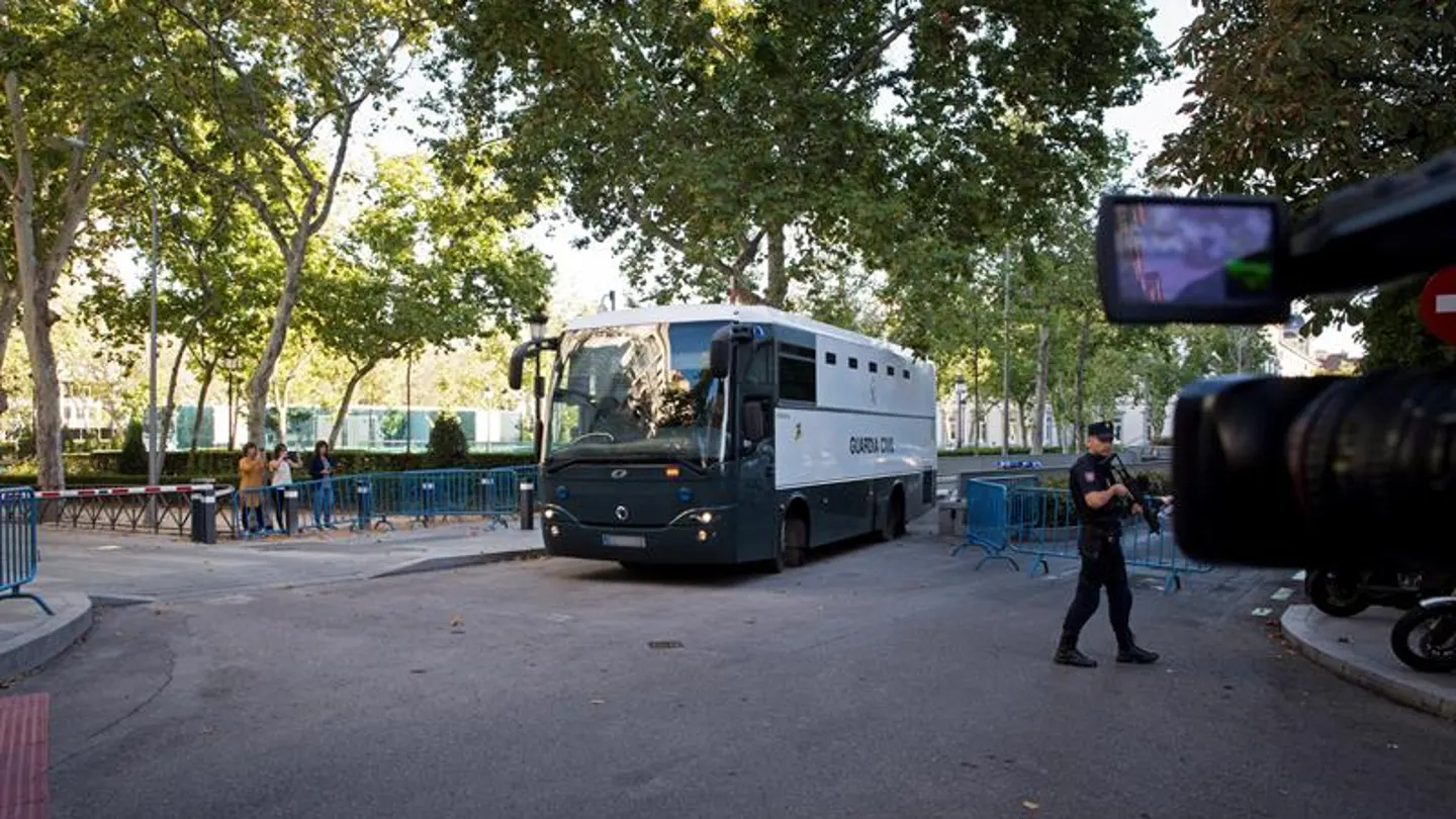El autobús de la Guardia Civil en el que son trasladados los siete miembros de los CDR El autobús de la Guardia Civil en el que son trasladados los siete miembros de los CDR