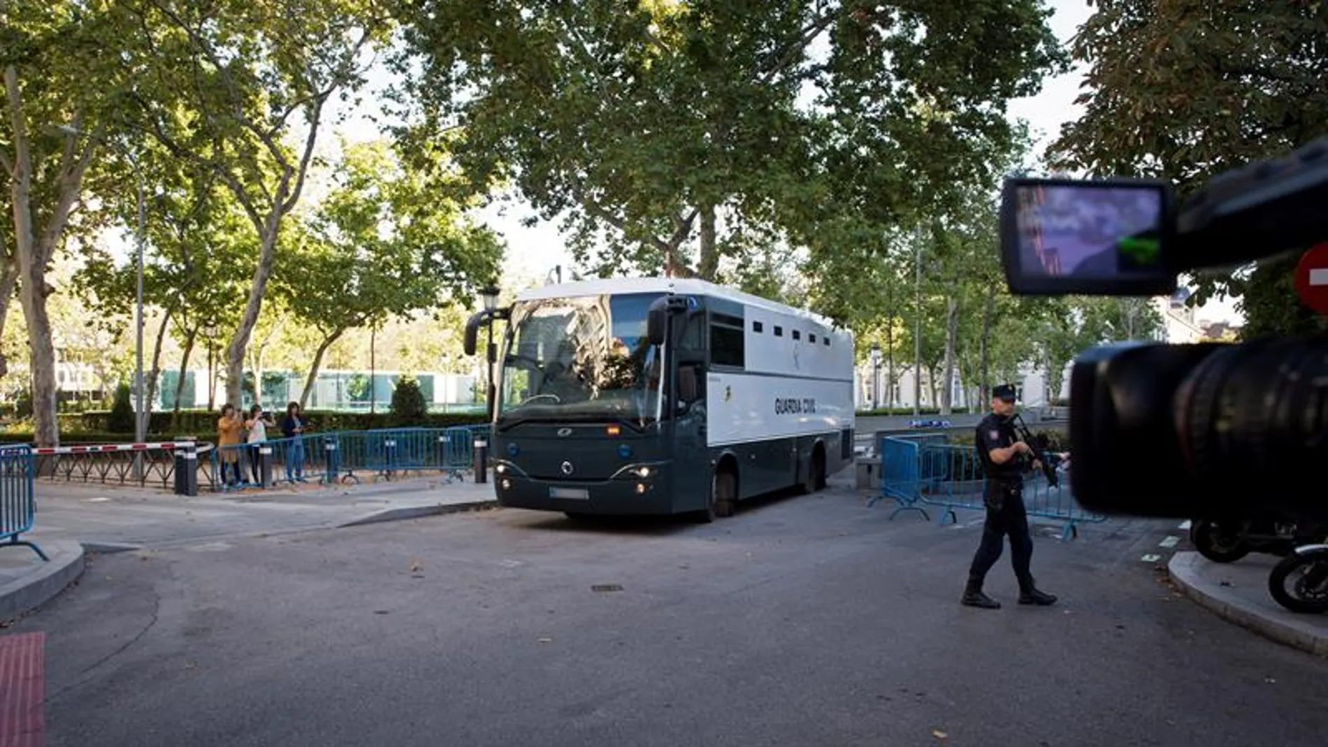 El autobús de la Guardia Civil en el que son trasladados los siete miembros de los CDR