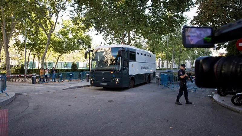 El autobús de la Guardia Civil en el que son trasladados los siete miembros de los CDR