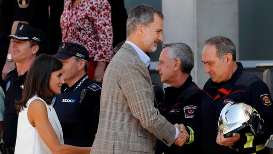 Los reyes Felipe y Letizia saludan a bomberos y policía local de Arganda del Rey Los reyes Felipe y Letizia saludan a bomberos y policía local de Arganda del Rey