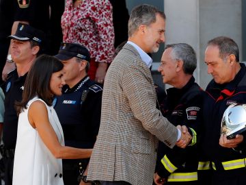 Los reyes Felipe y Letizia saludan a bomberos y policía local de Arganda del Rey Los reyes Felipe y Letizia saludan a bomberos y policía local de Arganda del Rey