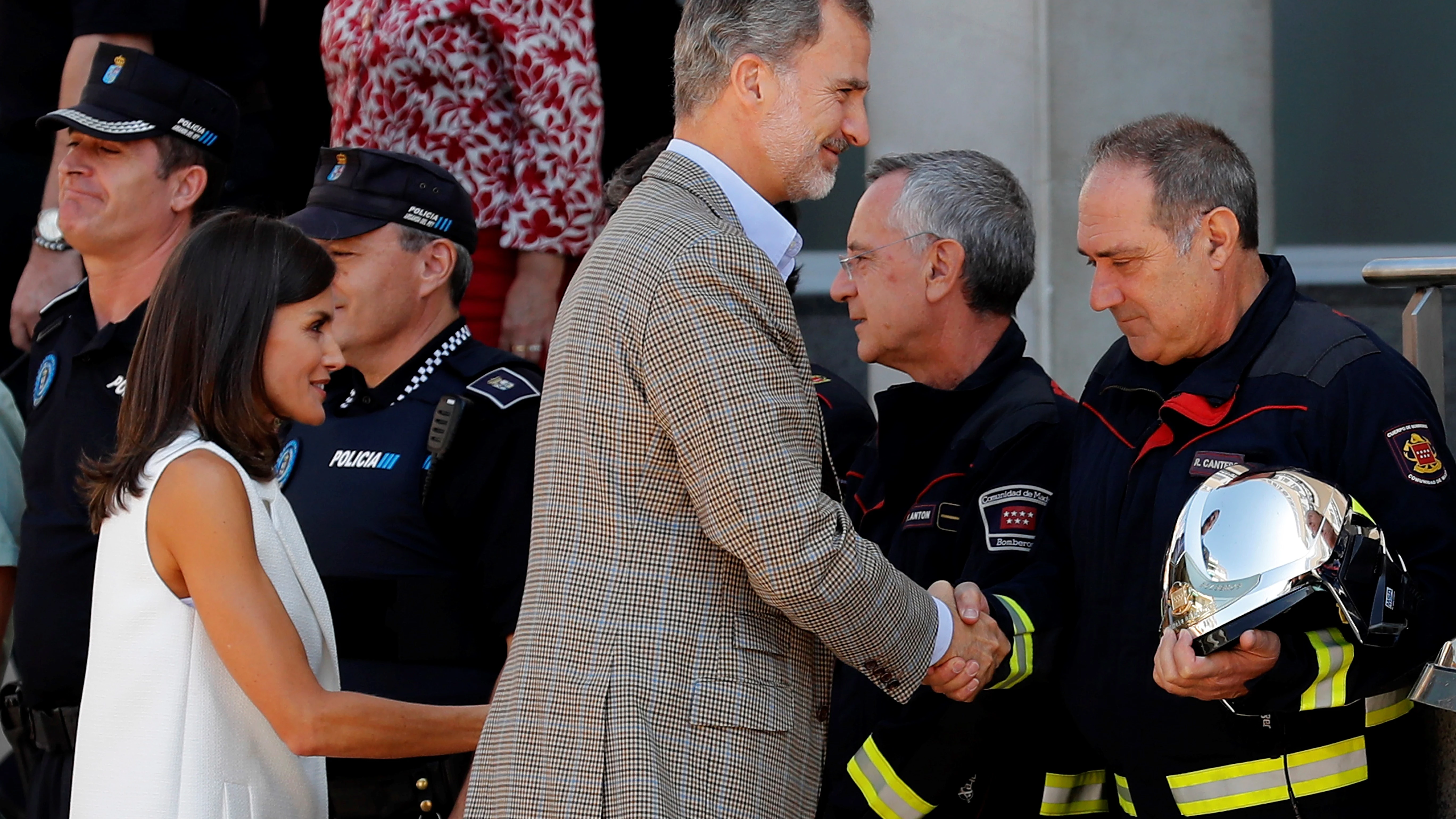 Los reyes Felipe y Letizia saludan a bomberos y policía local de Arganda del Rey