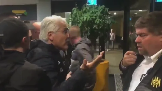 El exdueño del Murcia, haciendo amigos: hinchas del Roda JC lo sacan a empujones de su propio estadio El exdueño del Murcia, haciendo amigos: hinchas del Roda JC lo sacan a empujones de su propio estadio