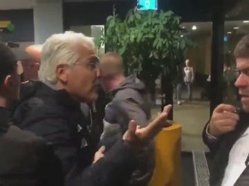 El exdueño del Murcia, haciendo amigos: hinchas del Roda JC lo sacan a empujones de su propio estadio El exdueño del Murcia, haciendo amigos: hinchas del Roda JC lo sacan a empujones de su propio estadio