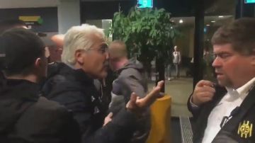 El exdueño del Murcia, haciendo amigos: hinchas del Roda JC lo sacan a empujones de su propio estadio