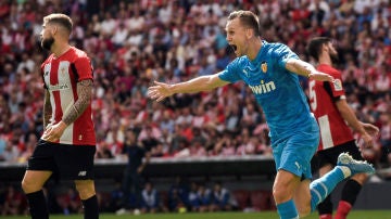 Cherysev celebra un gol con el Valencia