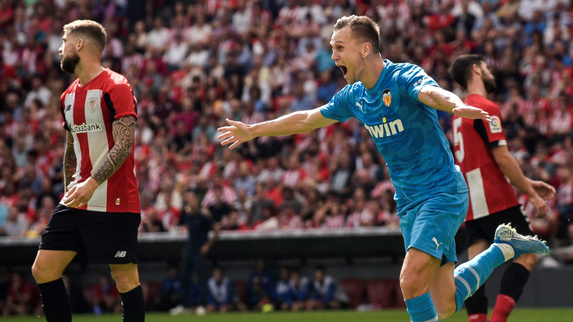 Cherysev celebra un gol con el Valencia