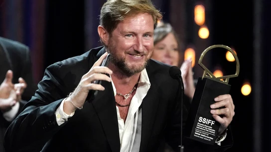 El director de 'Pacificado' recibe la Concha de Oro El director de 'Pacificado' recibe la Concha de Oro
