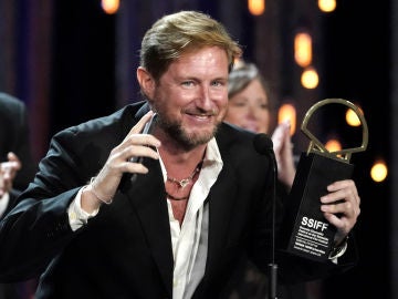 El director de 'Pacificado' recibe la Concha de Oro El director de 'Pacificado' recibe la Concha de Oro