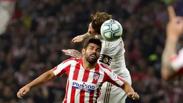 Ramos y Costa pujan por un balón