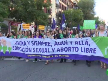 Centenares de mujeres se manifiestan en Madrid para pedir un aborto legal y seguro Centenares de mujeres se manifiestan en Madrid para pedir un aborto legal y seguro