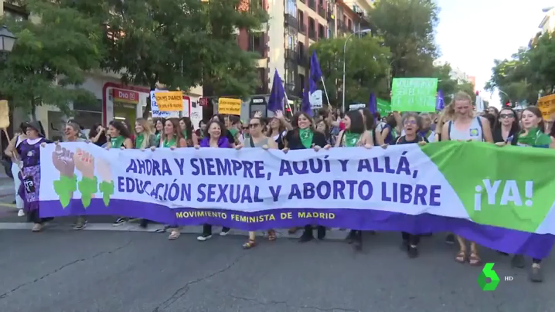 Centenares de mujeres se manifiestan en Madrid para pedir un aborto legal y seguro