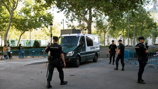 Un vehículo de la Guardia Civil en el traslado de siete miembros de los CDR detenidos  Un vehículo de la Guardia Civil en el traslado de siete miembros de los CDR detenidos
