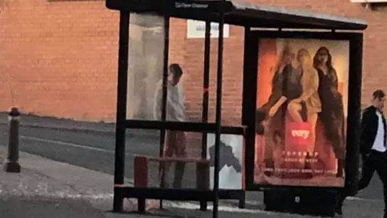El hijo de Arthur Ord destrozando una parada de bus El hijo de Arthur Ord destrozando una parada de bus