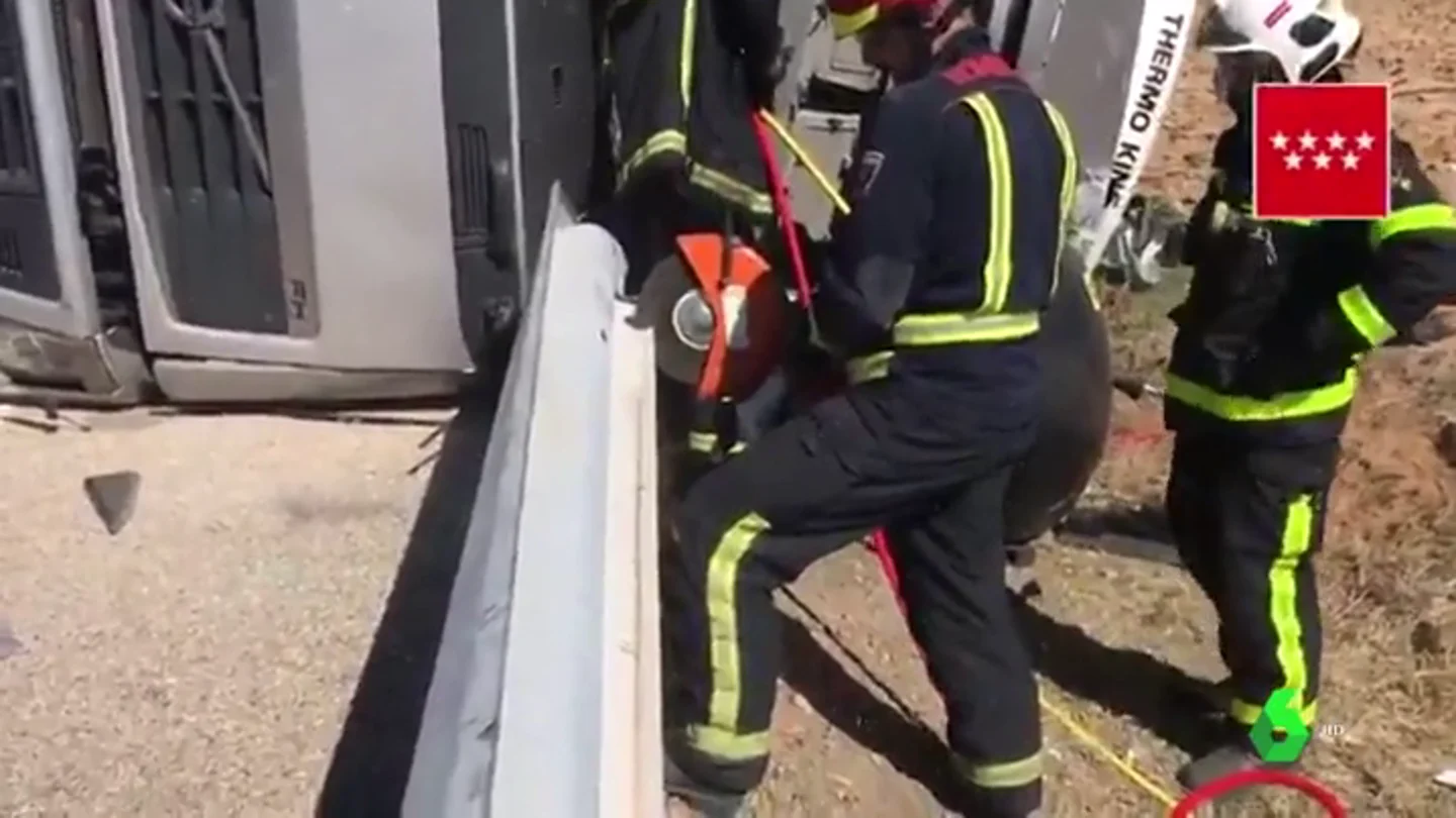 Complicado rescate de un camionero atrapado tras un accidente en Madrid Complicado rescate de un camionero atrapado tras un accidente en Madrid