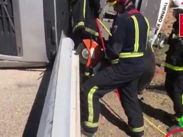 Complicado rescate de un camionero atrapado tras un accidente en Madrid Complicado rescate de un camionero atrapado tras un accidente en Madrid