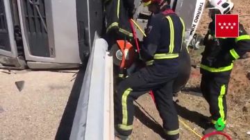 Complicado rescate de un camionero atrapado tras un accidente en Madrid