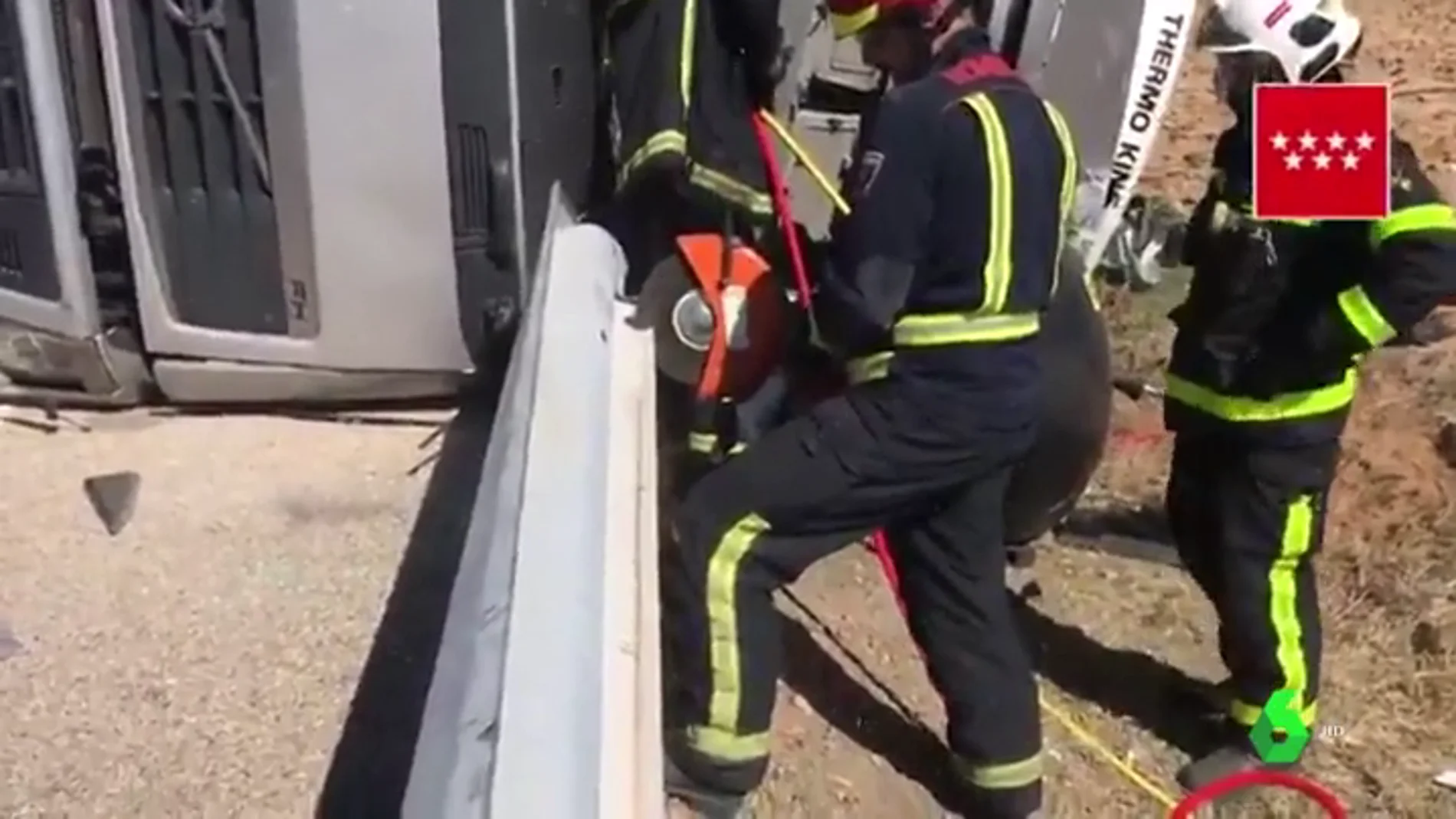 Complicado rescate de un camionero atrapado tras un accidente en Madrid