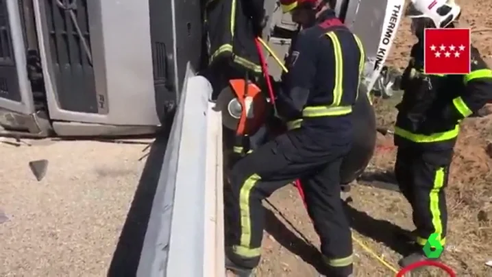 Complicado rescate de un camionero atrapado tras un accidente en Madrid