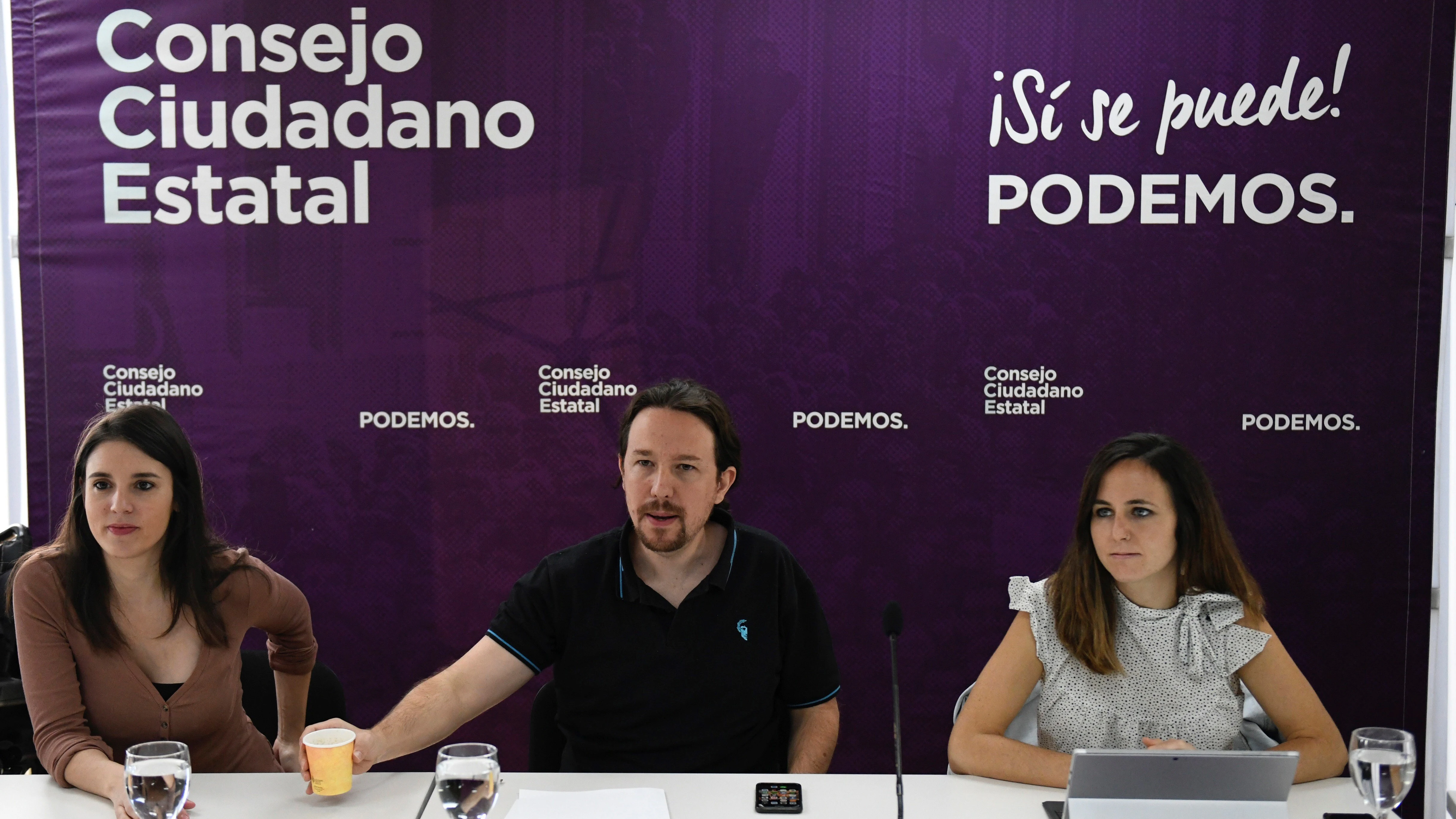 El secretario general de Podemos, Pablo Iglesias, la portavoz parlamentaria, Irene Montero (i), y la portavoz del partido, Noelia Vera