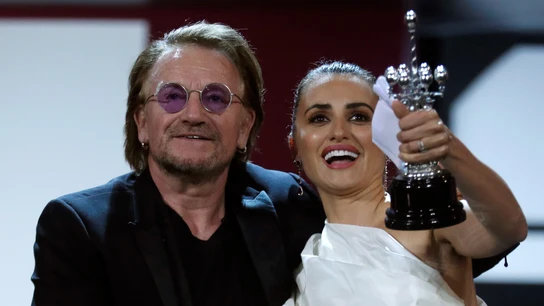 La actriz Penélope Cruz recibe el premio Donostia de manos del cantante Bono La actriz Penélope Cruz recibe el premio Donostia de manos del cantante Bono