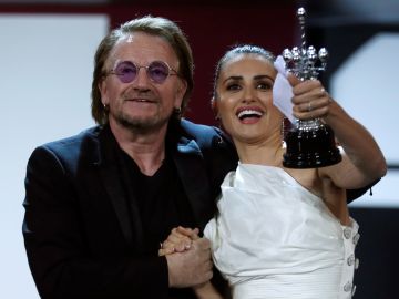 La actriz Penélope Cruz recibe el premio Donostia de manos del cantante Bono La actriz Penélope Cruz recibe el premio Donostia de manos del cantante Bono