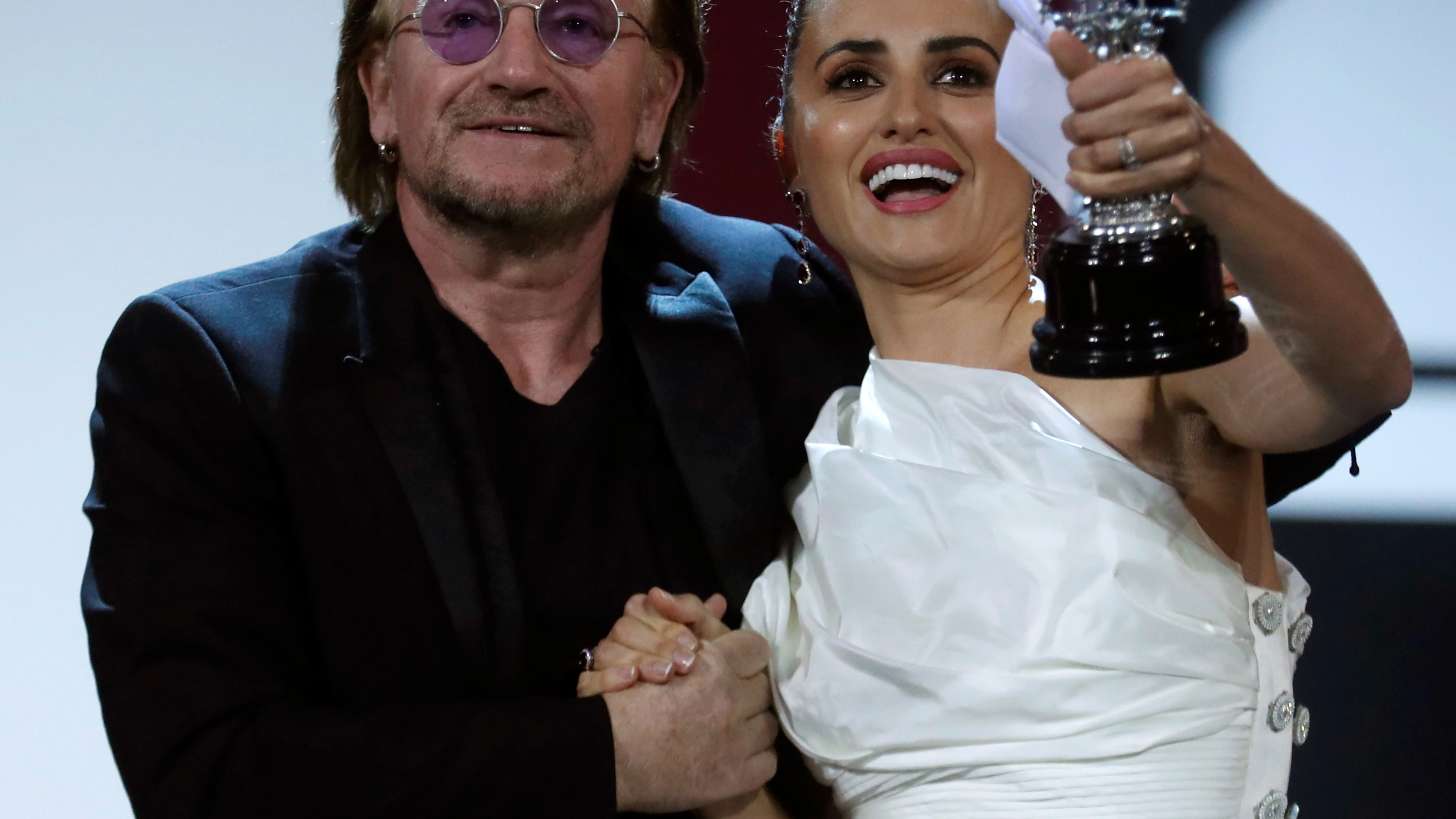 La actriz Penélope Cruz recibe el premio Donostia de manos del cantante Bono