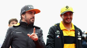 Fernando Alonso, con Carlos Sainz