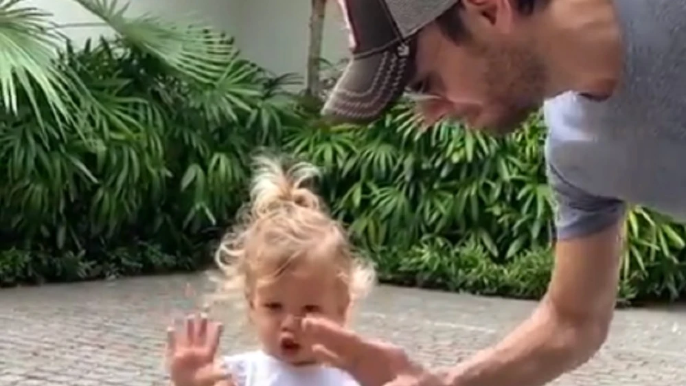 Imagen del vídeo de Enrique Iglesias bailando con su hija Lucy