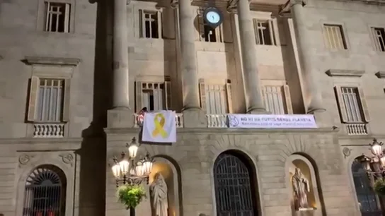 El Ayuntamiento de Barcelona retira el lazo amarillo por orden de la Junta Electoral El Ayuntamiento de Barcelona retira el lazo amarillo por orden de la Junta Electoral