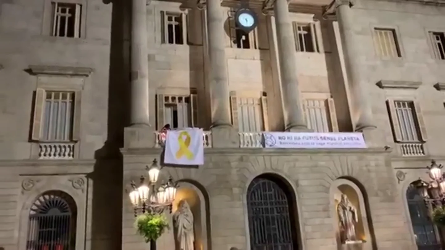El Ayuntamiento de Barcelona retira el lazo amarillo por orden de la Junta Electoral El Ayuntamiento de Barcelona retira el lazo amarillo por orden de la Junta Electoral