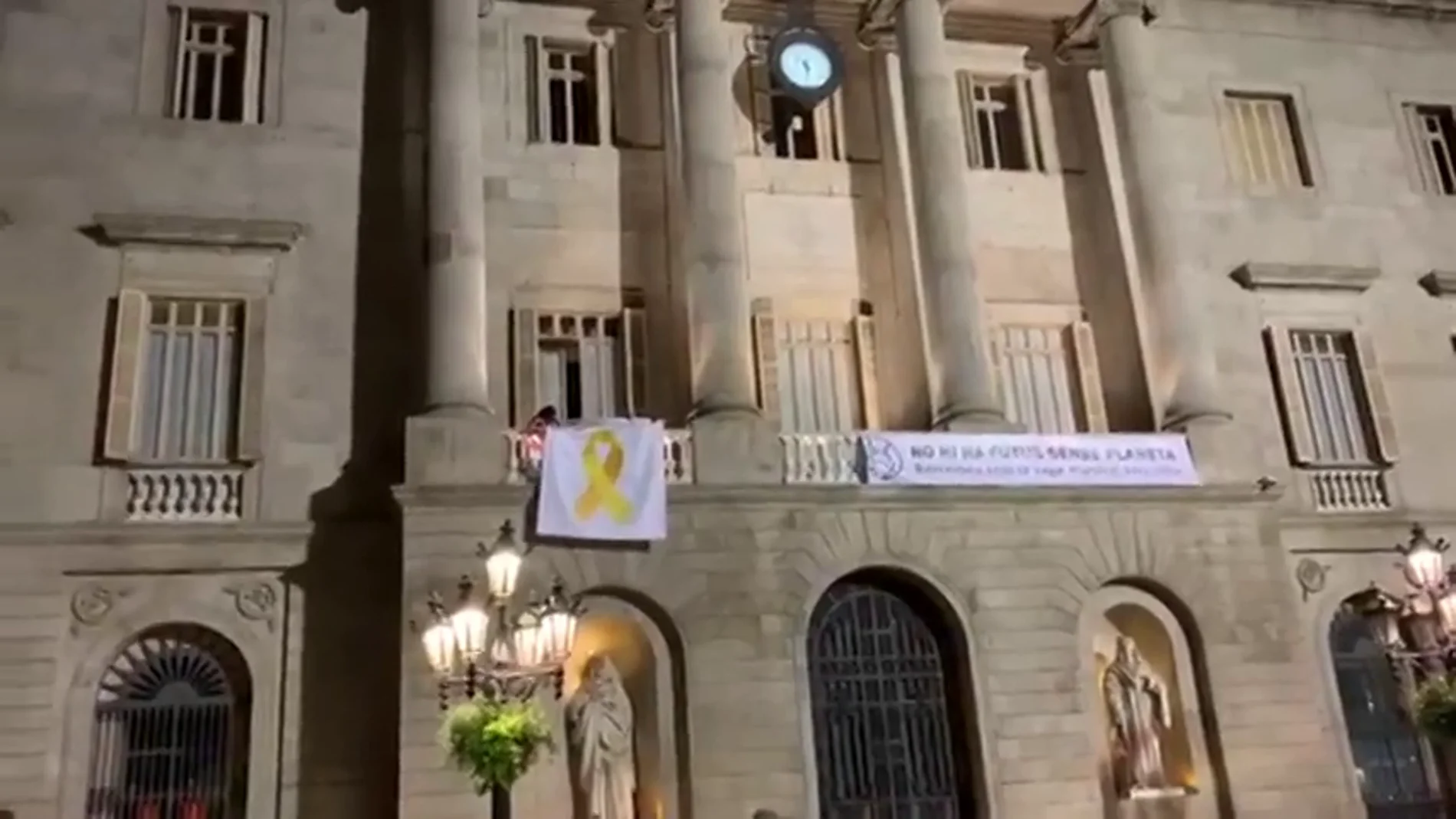 El Ayuntamiento de Barcelona retira el lazo amarillo por orden de la Junta Electoral