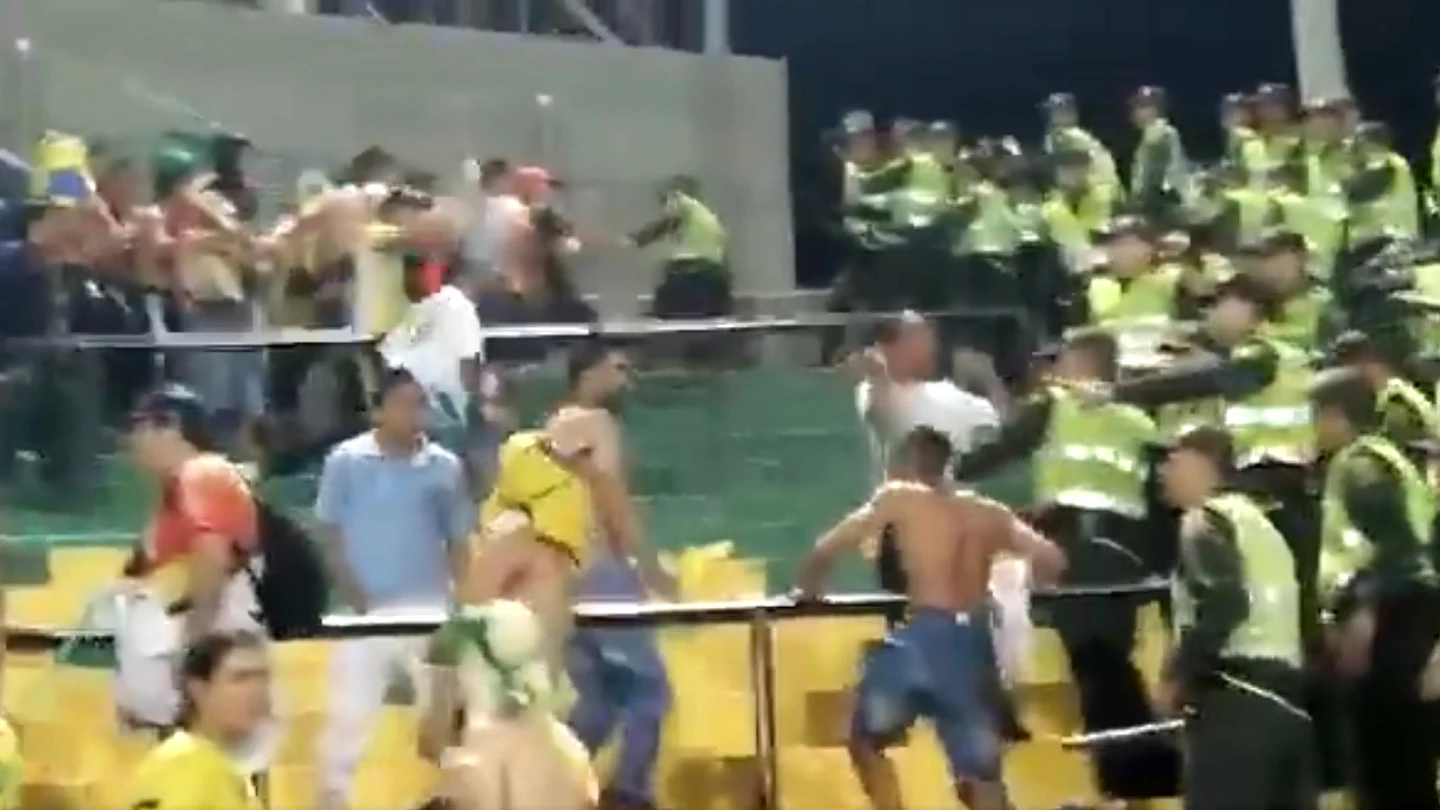 Disturbios en una tribuna de un estadio de Colombia Disturbios en una tribuna de un estadio de Colombia