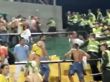Disturbios en una tribuna de un estadio de Colombia Disturbios en una tribuna de un estadio de Colombia