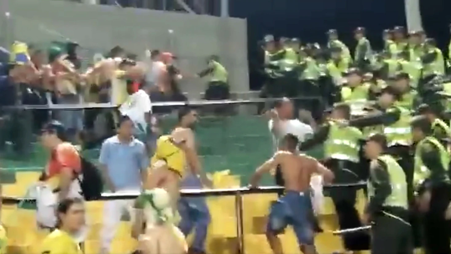 Disturbios en una tribuna de un estadio de Colombia