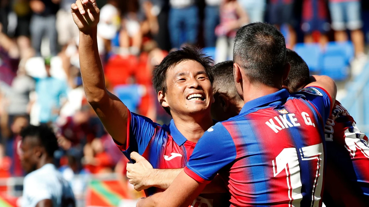 Inui celebra un gol con el Eibar