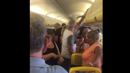 Enfado entre los pasajeros de Ryanair por tener que pagar por la comida y la bebida en un viaje que sufrió grandes retrasos. Enfado entre los pasajeros de Ryanair por tener que pagar por la comida y la bebida en un viaje que sufrió grandes retrasos.
