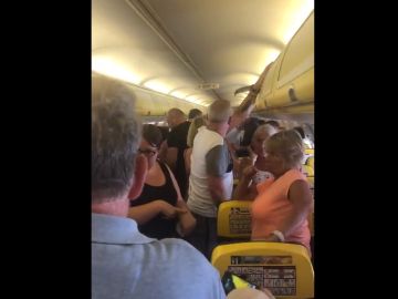 Enfado entre los pasajeros de Ryanair por tener que pagar por la comida y la bebida en un viaje que sufrió grandes retrasos. Enfado entre los pasajeros de Ryanair por tener que pagar por la comida y la bebida en un viaje que sufrió grandes retrasos.