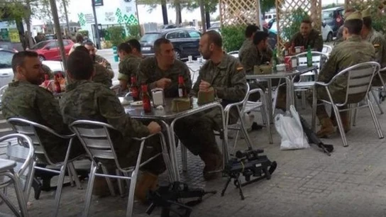 La polémica imagen de los militares tomando una cerveza con sus armas La polémica imagen de los militares tomando una cerveza con sus armas