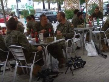 La polémica imagen de los militares tomando una cerveza con sus armas La polémica imagen de los militares tomando una cerveza con sus armas